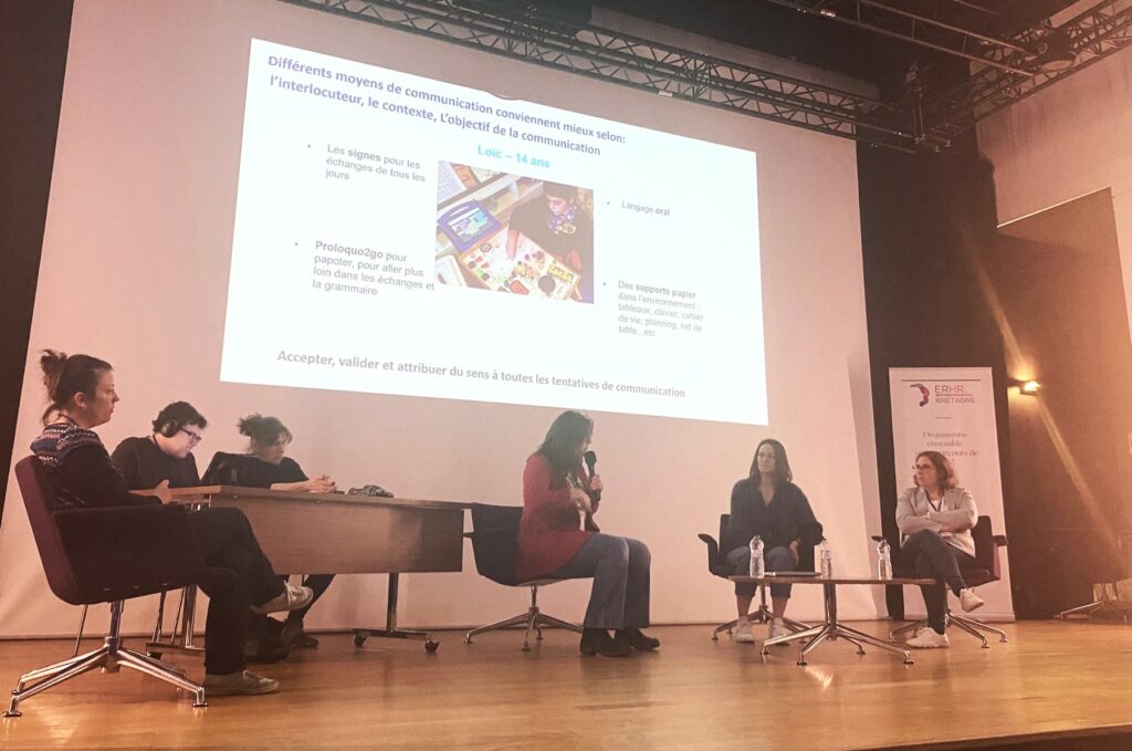 photo d'une table ronde avec des personnes qui témoignent
