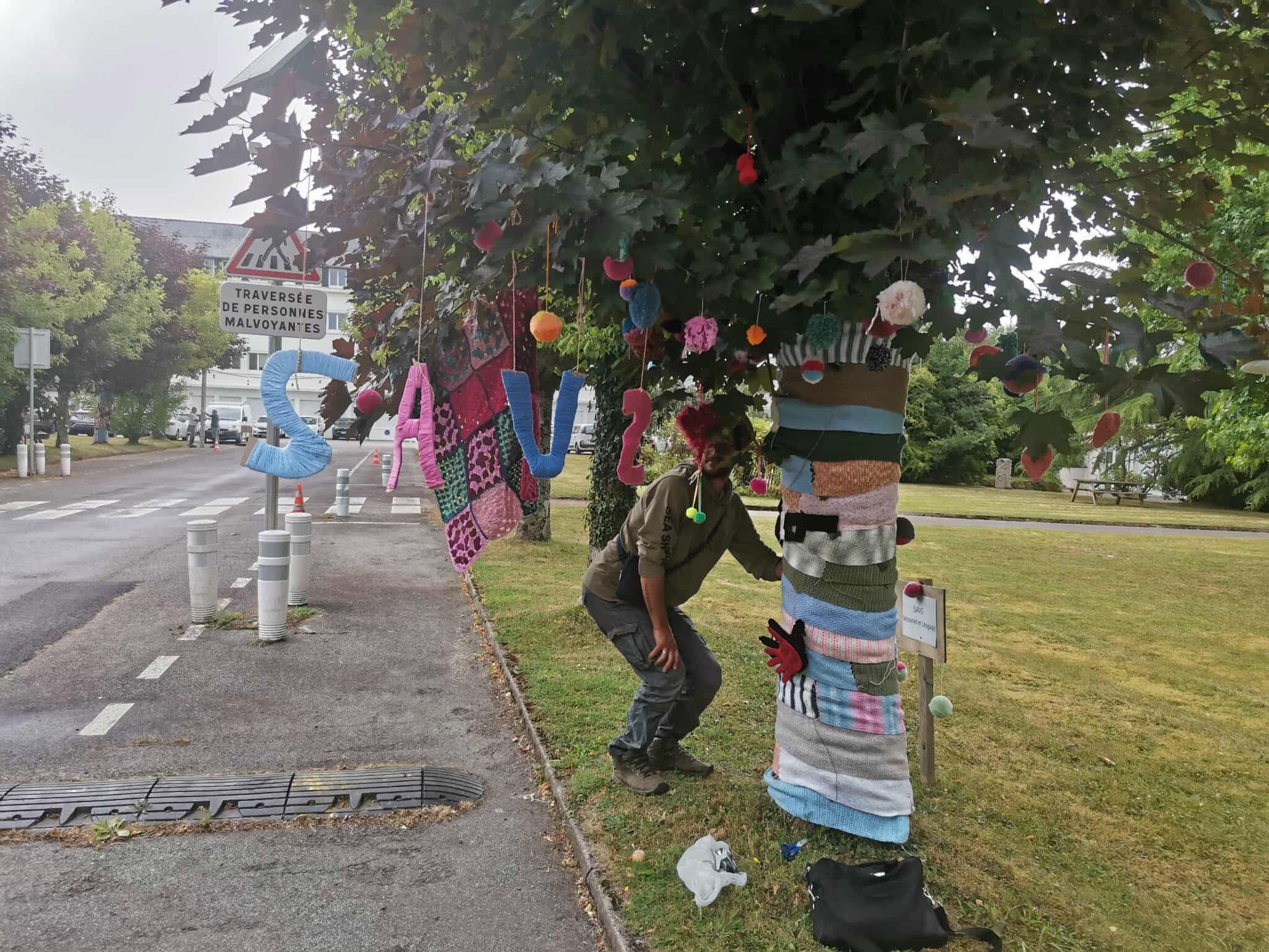 pro cachée derrière un arbre décoré avec de la laine
