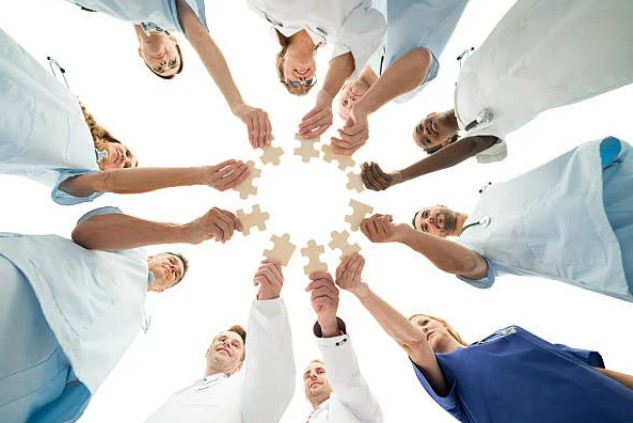 mains assemblées