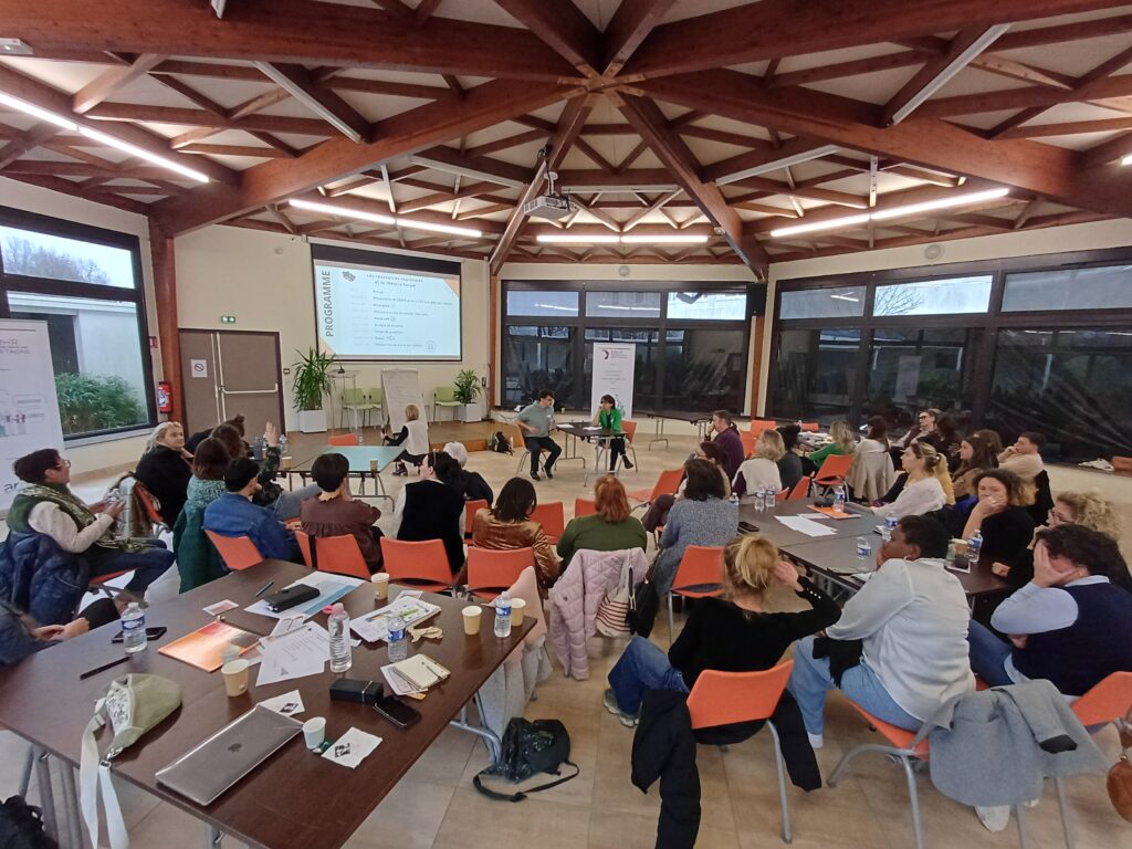 Image d'un groupe dans une grande salle, illustration du thearte forum