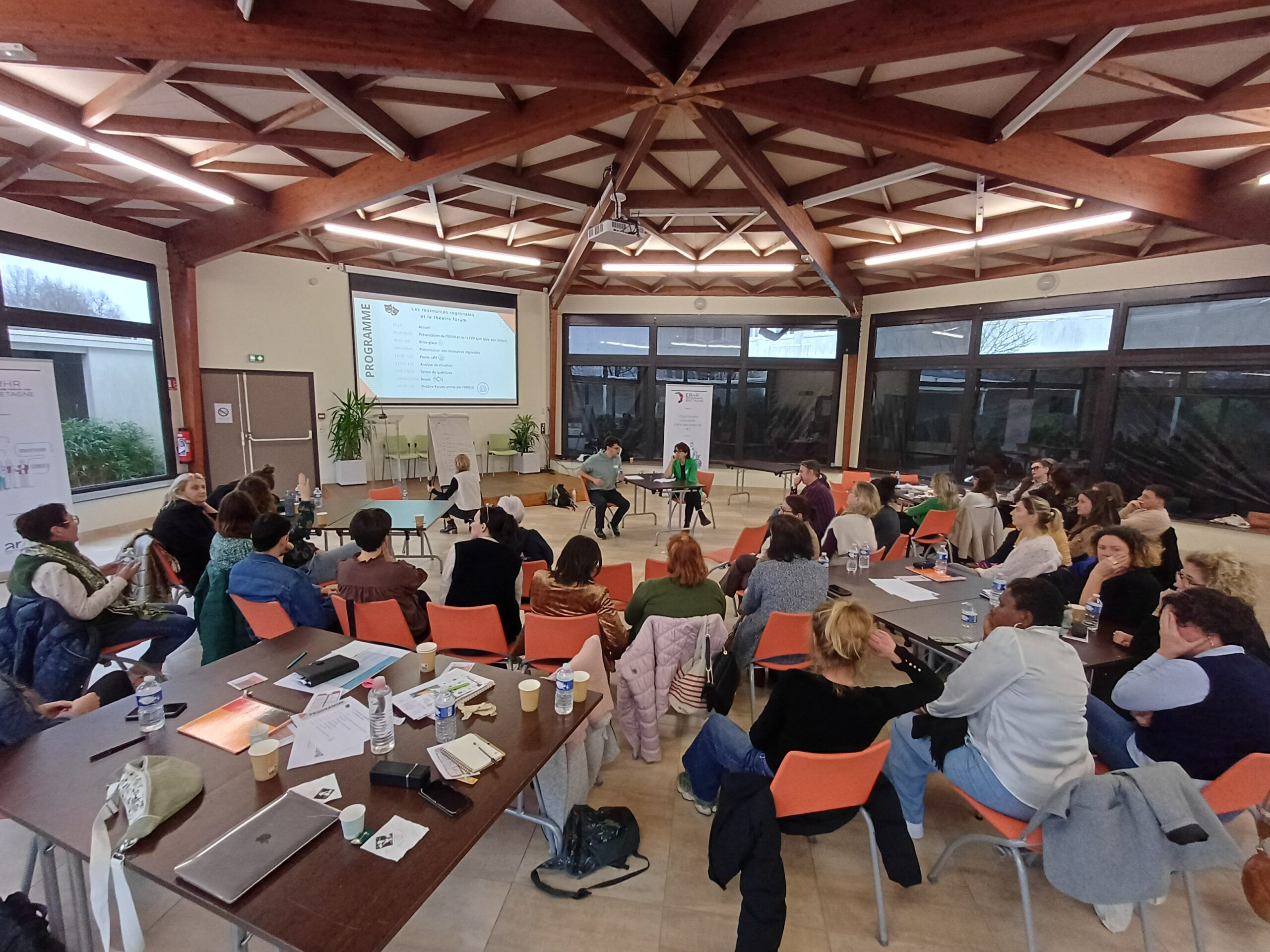 image du groupe dans une grande salle en pleine seance de theatre